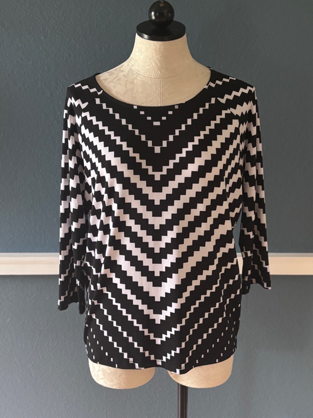Chicos Black & White Geometric Chevron Women’s Top